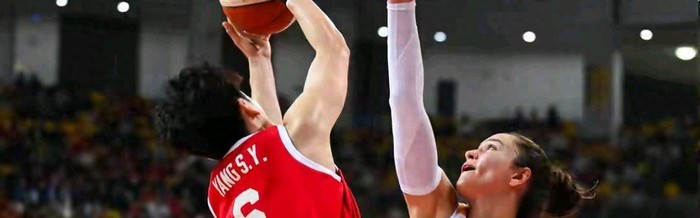 体育视频直播-女篮内线“四大金刚”就位，可球该由谁来传？|外线|吉利金刚2代|中国女篮|张子宇|刘禹彤_新浪体育_新浪新闻