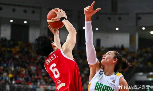 体育视频直播-女篮内线“四大金刚”就位，可球该由谁来传？|外线|吉利金刚2代|中国女篮|张子宇|刘禹彤_新浪体育_新浪新闻