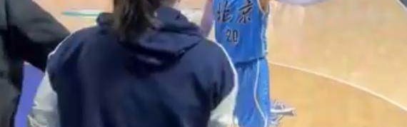 体育视频直播-CBA媒体人斗嘴球员被取消资格 周琦曾和她对线