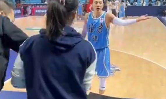 体育视频直播-CBA媒体人斗嘴球员被取消资格 周琦曾和她对线