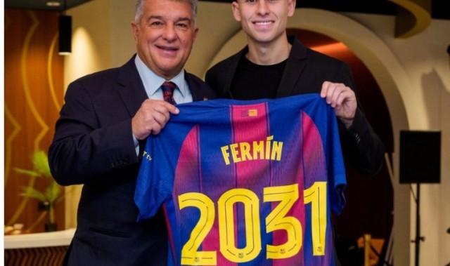 kaiyun 官网-续约完成！巴萨官推晒费尔明与拉波尔塔合照，手持2031号码球衣