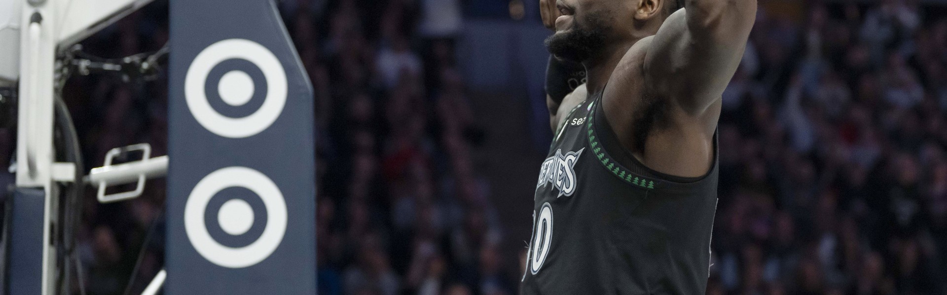 超强表现！兰德尔半场14中10高效砍24分 另有5板6助1断&amp;三分6中4